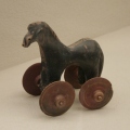 πήλινο μελανόμορφο αλογάκι. 950-900 π.Χ.